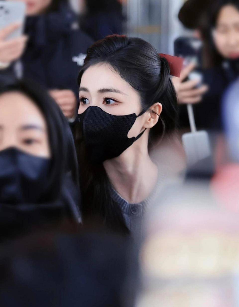 白鹿马年春晚第2次联排带妆上阵，蝴蝶结卷发造型，甜妹可人公主