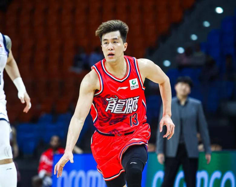 郭艾伦被担架抬出场，或将迎来CBA生涯终章，球迷不愿他如此告别赛场