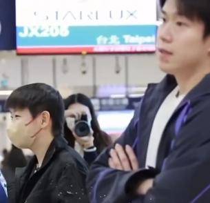 国乒全队抵达澳门，孙颖莎一路热聊，王楚钦和队友打闹，俩人同框太好磕