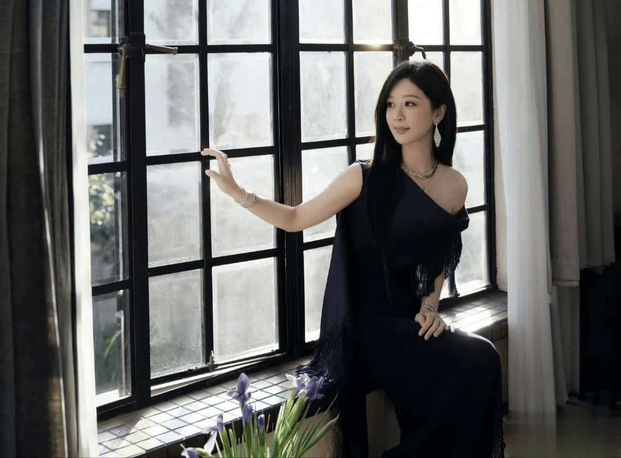杨紫紫色高定惊艳全场:从红毯女神变身贴心邻家妹妹_活动_品牌_珠宝