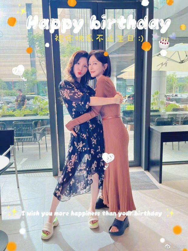 张萌晒合照为秦岚庆生 二人亲密相拥尽显闺蜜情深