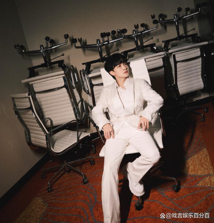 微博之夜:周深不忘初心,颁奖环节尽显高情商,荣获大奖实至名归