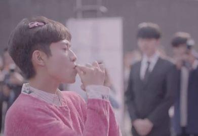 王俊凯送上张一山式比心,因为害羞偷偷少了一个关键性步骤