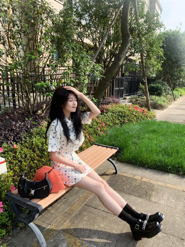 白鹿穿碎花裙双腿纤细 微微浅笑甜美又乖巧