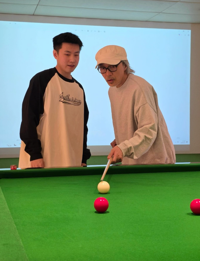 周星驰与国家级桌球冠军赵心童切磋球技，重现《龙的传人》经典绝招