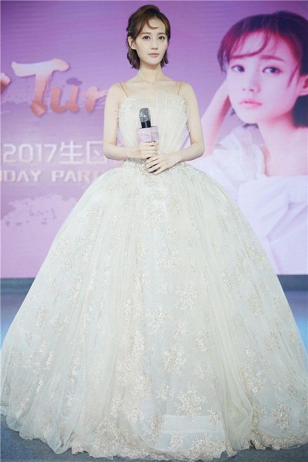 李一桐生日会深情献唱 众好友齐送祝福|163