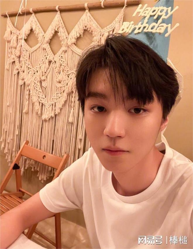 王俊凯生日蜡烛吹不灭表情搞笑 晒六宫格自拍宠粉