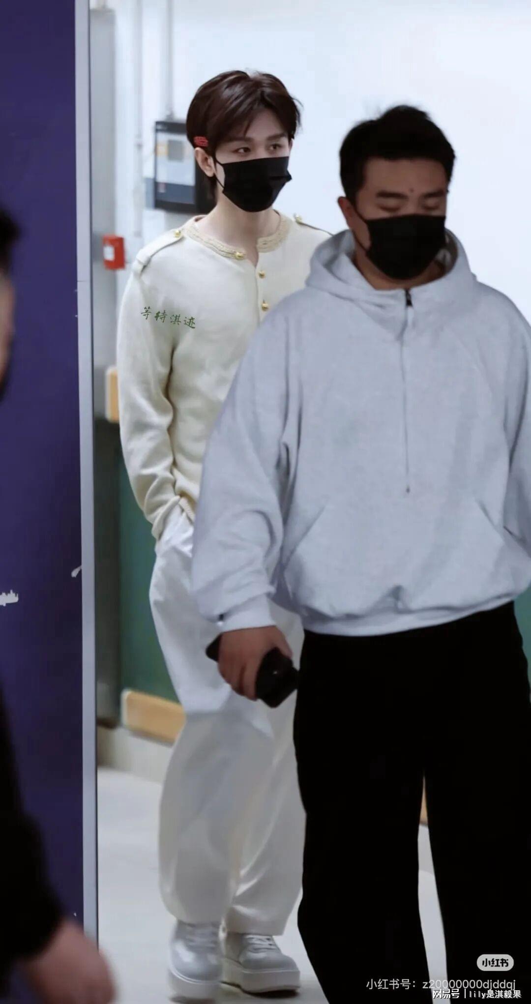 成毅最新路透，奶黄包穿搭温柔感直接拉满！