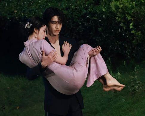 湿身禁锢！张凌赫公主抱王楚然，这一秒过火路透引民国虐恋期待