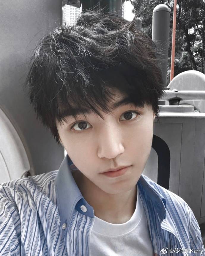 王俊凯新自拍成万能表情包！一张图覆盖所有心情，粉丝：这哥太懂我们