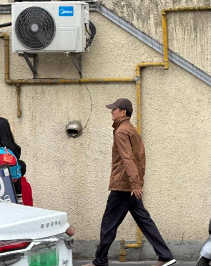 48岁王阳开奔驰接女儿放学！又高又瘦一点不油腻，5岁女儿好可爱