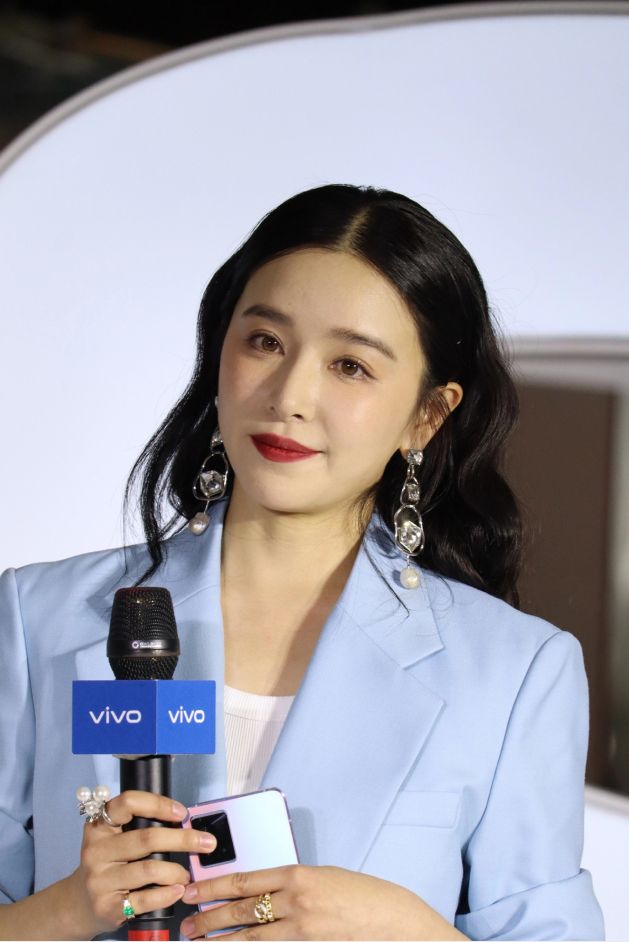 37岁的阚清子真是美得不像话，生图下状态也超好，穿蓝西装好知性