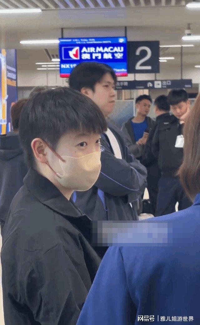 澳门世界杯！王楚钦每次在机场都离孙颖莎很近，就在不远处站着！