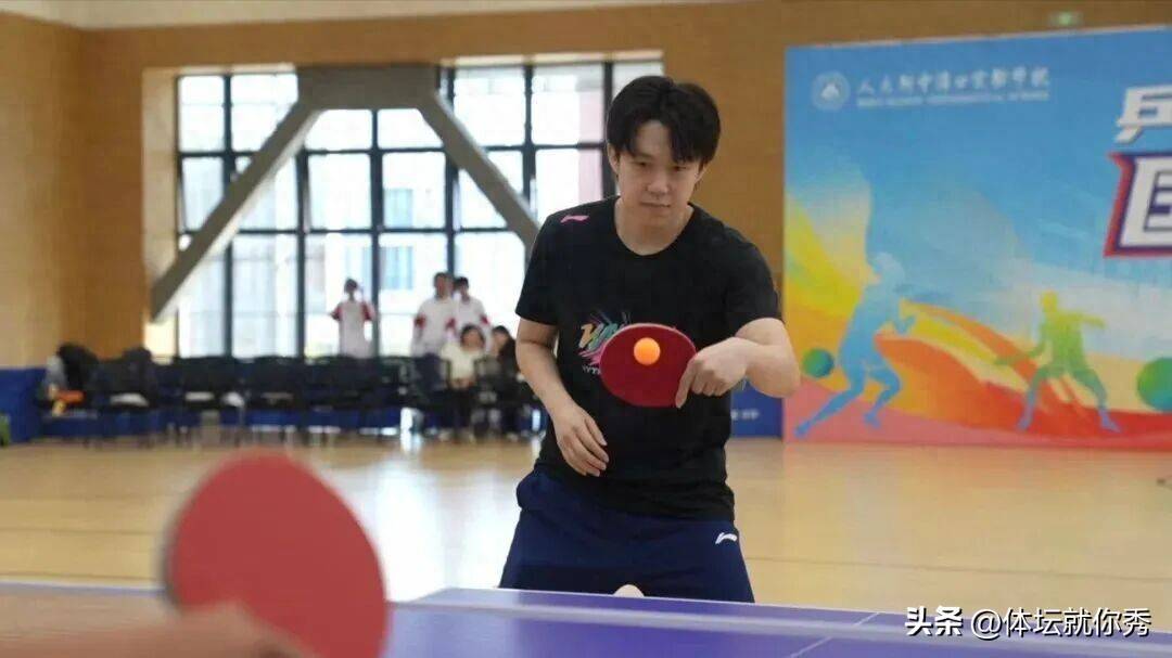 王楚钦王曼昱出席抽签仪式！孙颖莎跟学生对打，林诗栋人气最旺