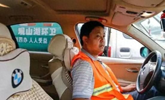 他,46岁环卫工,工作时开环卫车,上下班却开着“宝马”