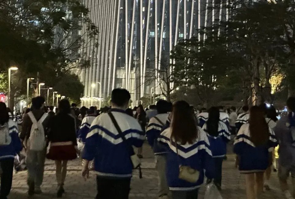 深圳湾万人校服演唱会,全网90后集体破防!是谁的青春在刷屏
