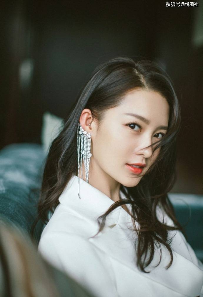 李沁白西装造型太戳！红唇妆+流苏耳饰，高级感拉满
