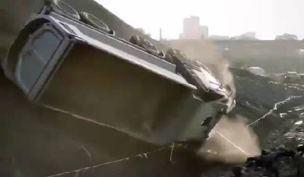 4岁女孩遥控沃尔沃卡车完成障碍挑战