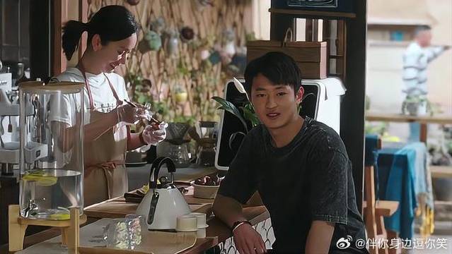 娜娜与粉丝合影，晓夏目不转睛看着，眼神甜到掉牙