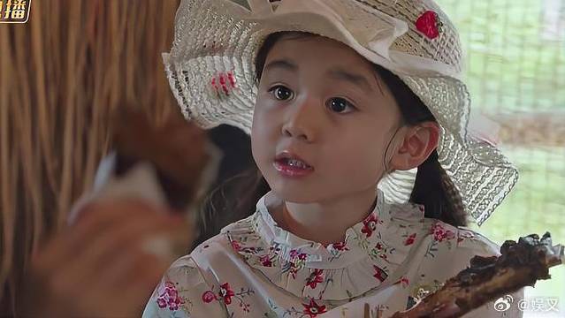 红豆糙式带娃，下秒就遭姐姐制裁，场面太逗