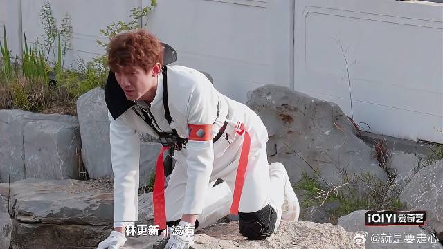 林更新这姿势太逆天！给小女友看害羞了，笑死我了！