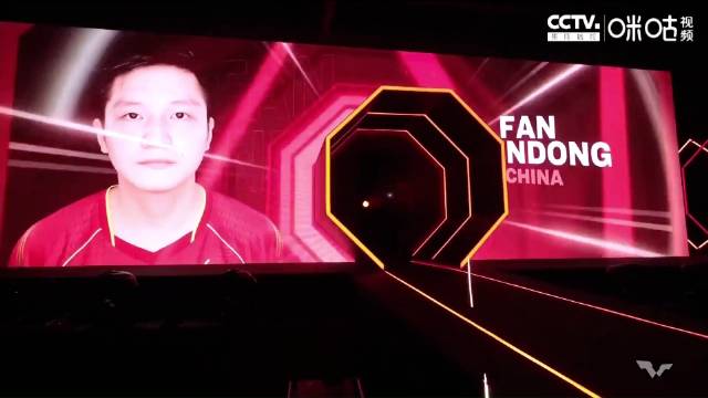 樊振东晋级四强，入场瞬间火花近脸引关注