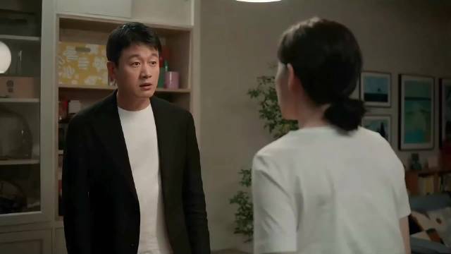 双面老公上演变脸！在家找茬和妻子吵架，转身给女同事送去温暖