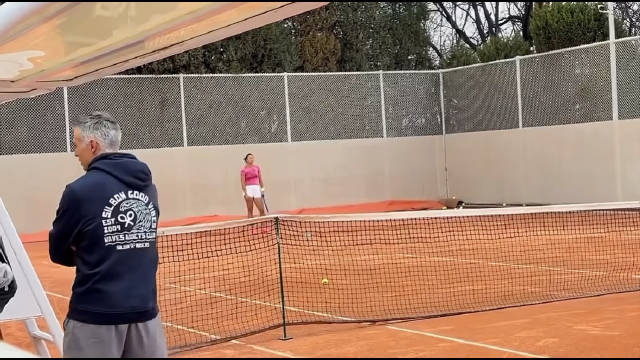 郑钦文返京备战红土赛季，训练强度引教练分歧