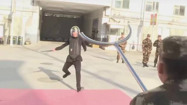 日本自卫队少尉持刀闯入中国大使馆被制服