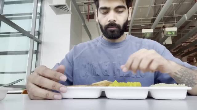 印度高种姓贵族公子哥，住豪宅开豪车工作轻