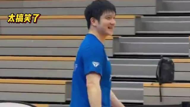 太搞笑了！樊振东把球打飞，场下球迷用大号道具球拍把球打回来，逗笑小胖