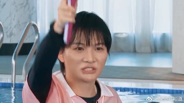 凤凰传奇歌名就在嘴边，周深却答错，当场怀疑人生