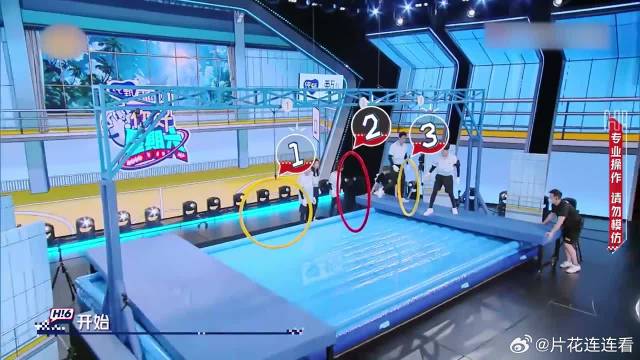 何炅上吊环身轻如燕，直接抓住1号吊环，看呆郭俊辰