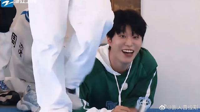 范丞丞被硬控在门口 大勋捡漏并且一次就挑战成功，其他人直呼再来一次