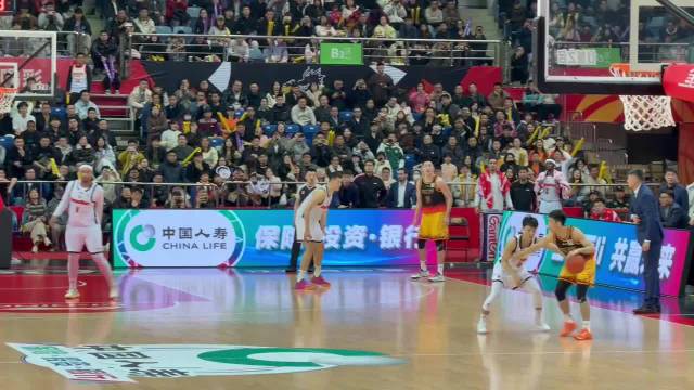 这球迷有意思，这个角度看崔永熙的协防非常关键，直接决定了比赛的胜负