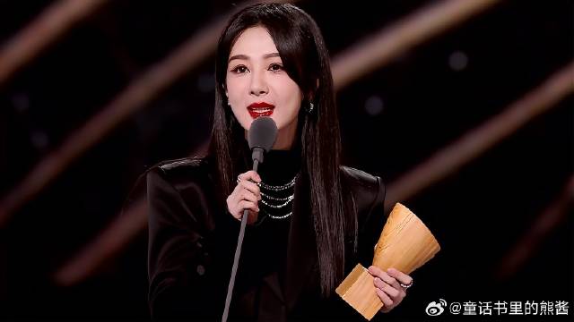 谁说女明星一定要漏？杨紫黑西装配高领，一开口气场二米八