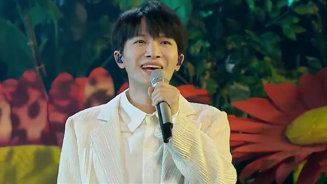 杨丽萍周深合作，带来《和光同春》，全场尖叫不断