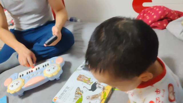 父亲专注弹奏欢乐颂遭孩子抢手机