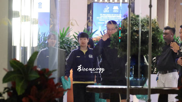 晚宴下班 我可以帮忙提袋子吗