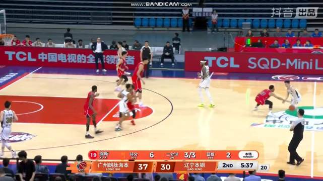 张文杰紧盯泰勒哈维防守至场外，广州男篮胜辽宁
