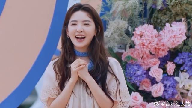 国民初恋章若楠又来了！ 范丞丞直接犯花痴，盯着美女狂看