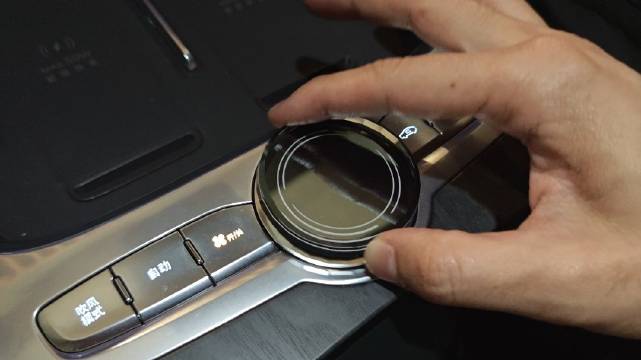 吉利银河M9水晶旋钮兼具美观与功能，可调音量及悬架