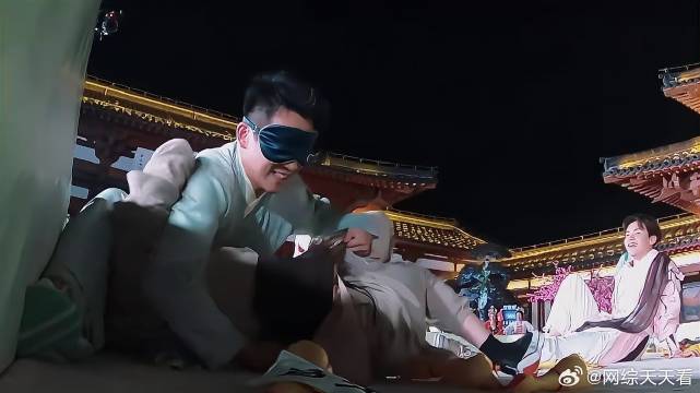 郑恺撕名牌太残暴 差点把范丞丞底裤撕破，笑疯白鹿！