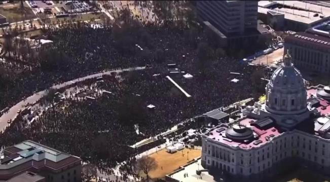 美国800万人参与反特朗普集会，创单日规模纪录