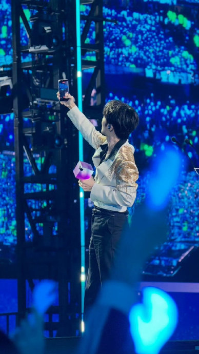 王俊凯在QQ音乐巅峰盛典上首唱的新歌《无人乐园》何时会正式上线发布？