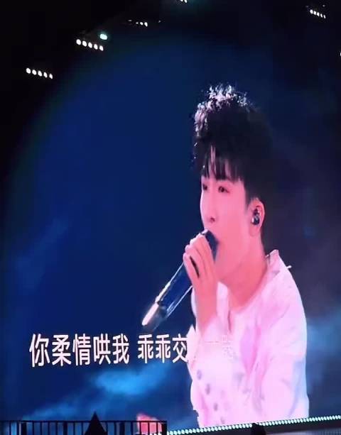 周深QQ音乐巅峰之夜《怜爱》舞台，把我唱哭了，太有感染力了