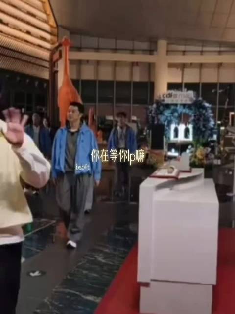 李晨不知道在直播说漏嘴，对小林说:你在等你老婆吗？又让我磕到了