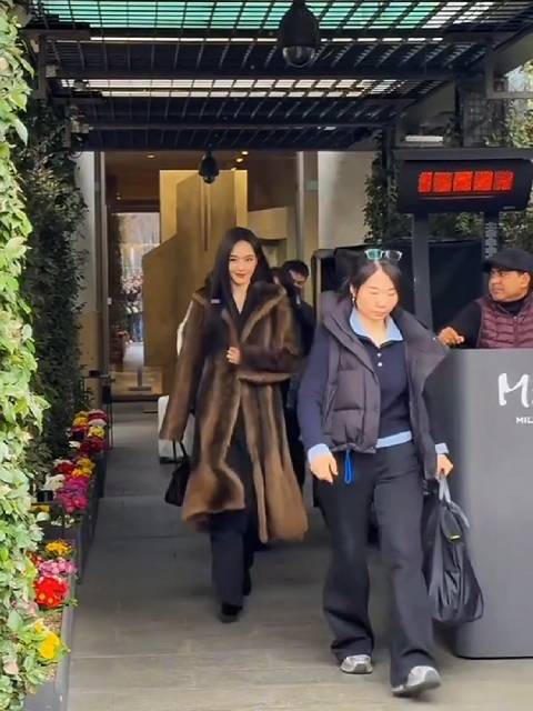 唐嫣穿棕色皮草大衣亮相，尽显御姐风范