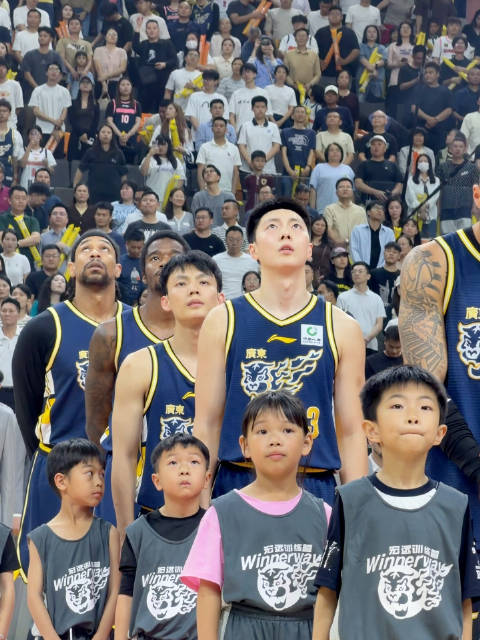 认真升旗的大朋友和小朋友