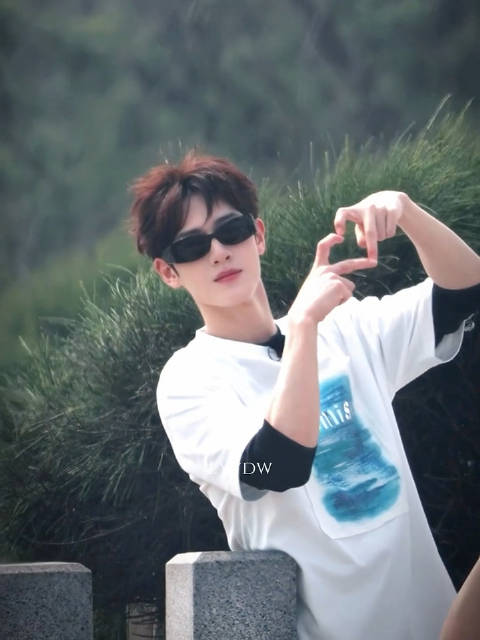 戴着墨镜也能看到李昀锐在笑的眼睛